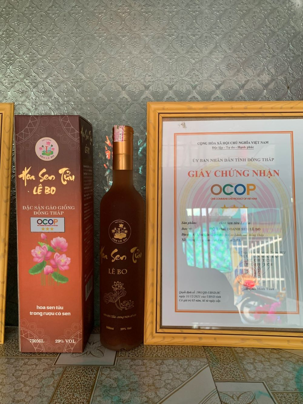 Hoa sen tửu Lê Bo